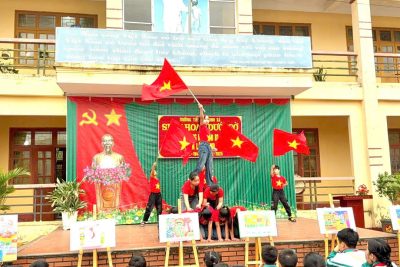 TRƯỜNG TIỂU HỌC ĐINH XÁ TỔ CHỨC SINH HOẠT DƯỚI CỜ CHÀO